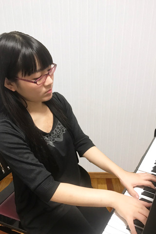 ピアノ講師・仲本華奈子